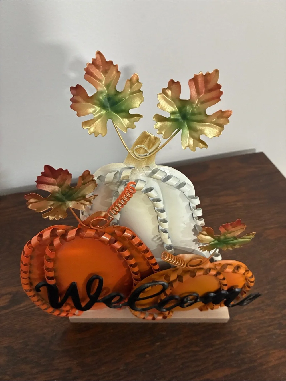 NWT- Beautiful Metal Fall Pumpkins Trio Welcome Decoration Sign w/ Wood Base 🍁